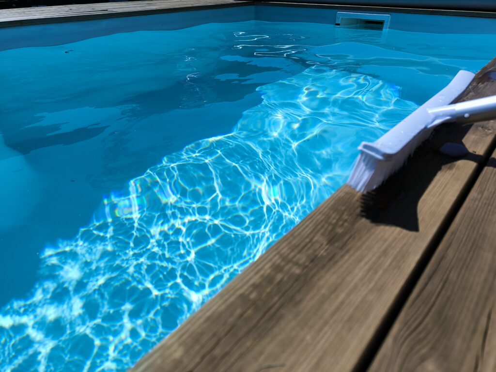 Inspection des parois d’une piscine présentant une surface rugueuse