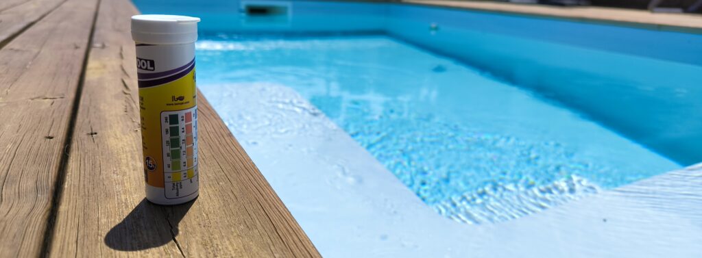 Contrôle du pH d’une piscine familiale avec bandelettes d’analyse de l’eau