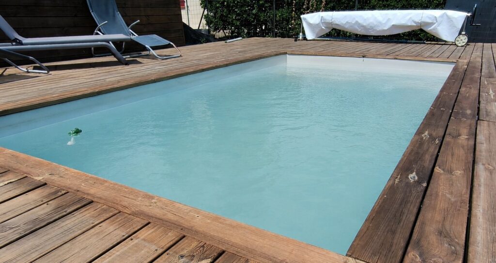 Eau trouble piscine avec une eau légèrement laiteuse